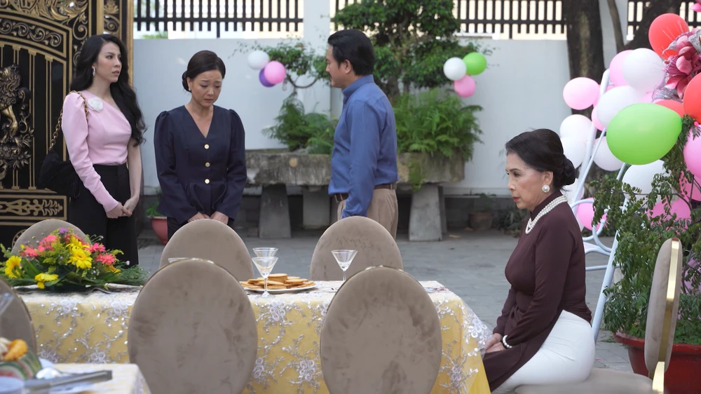 Thu Cúc xuất hiện tại bữa tiệc