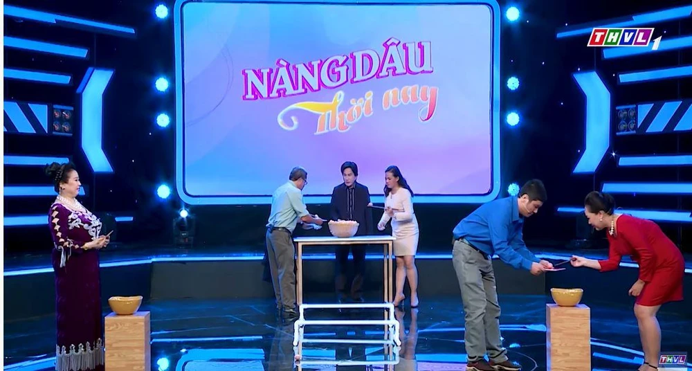 Hai đội chơi trò chơi.