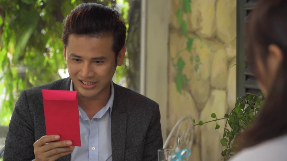 Thiên nhận được thiệp cưới.