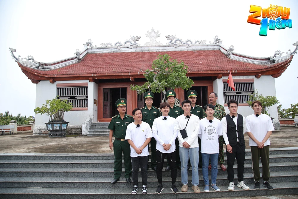 Sáu cast chụp hình cùng các chiến sĩ.