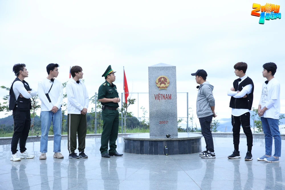 Dàn cast tại cột mốc ba nước Việt Nam – Lào – Campuchia.