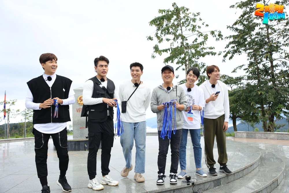 Sáu chàng trang tại chương trình.