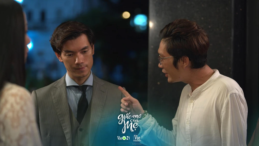 Quang Minh chịu đựng bạn khó ưa nay là sếp của mình.