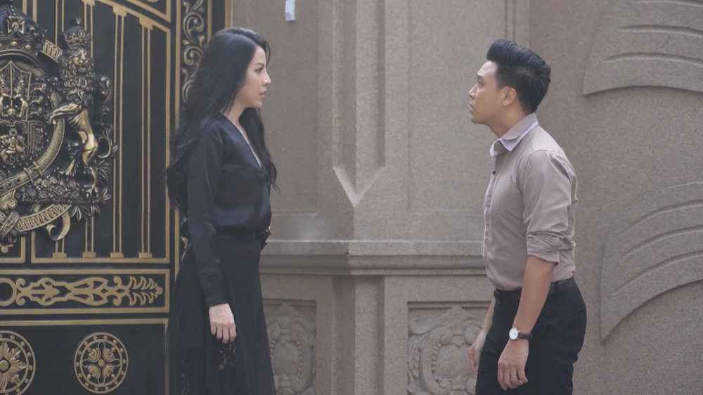 Khôi và Tuyết tranh luận với nhau.