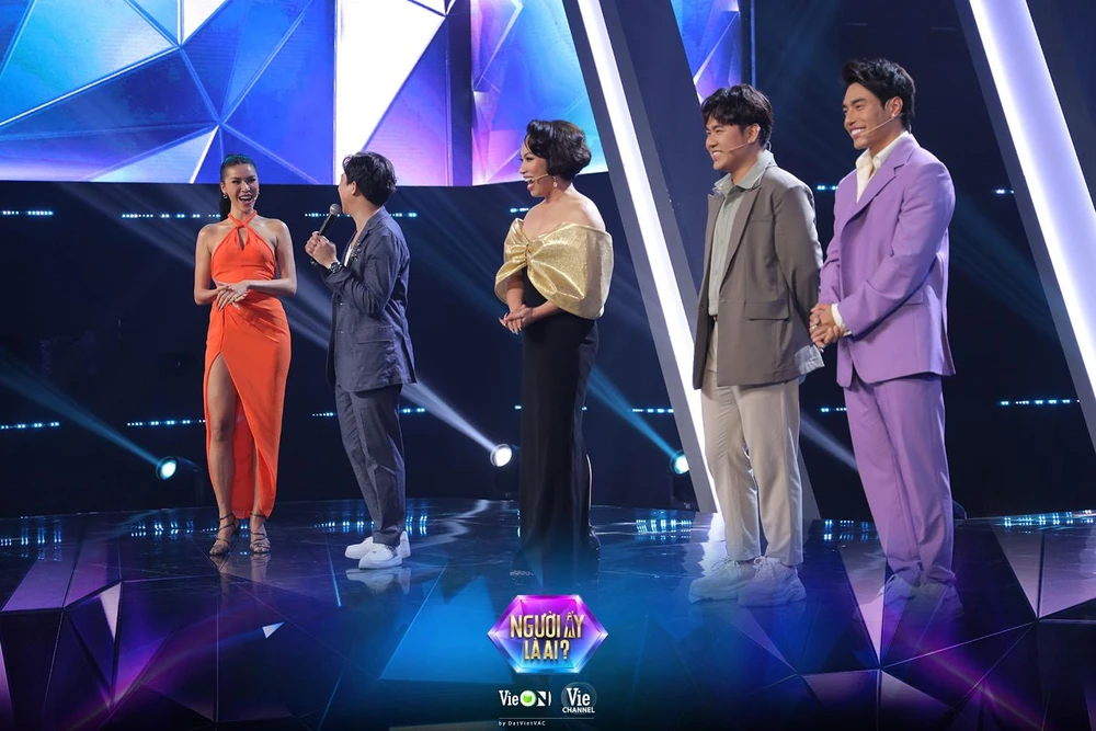 Ban tư vấn trong chương trình.