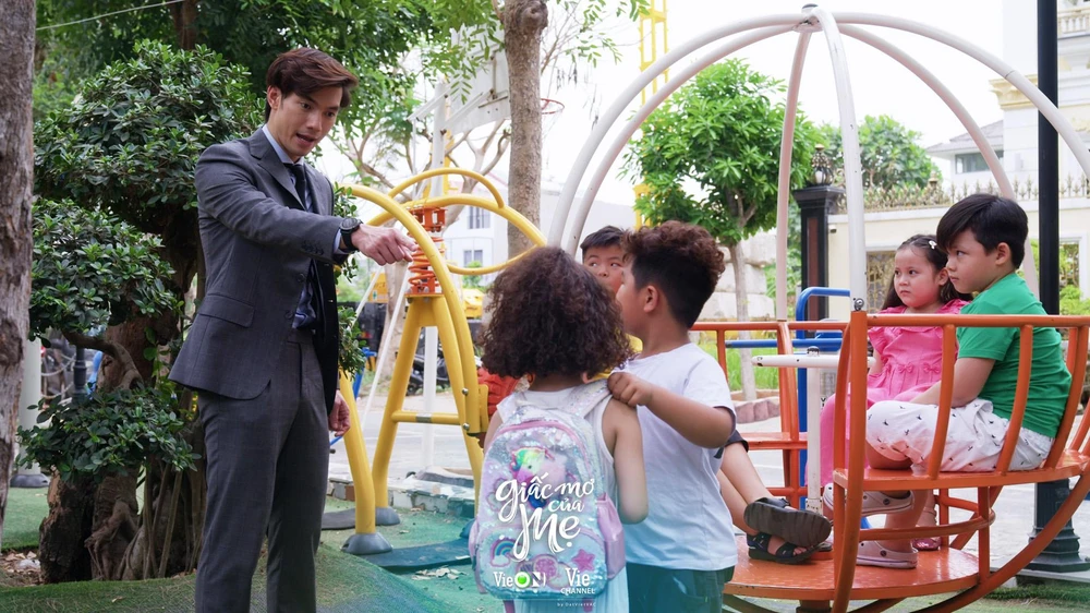 Quang Minh giận cá chém thớt, la mắng bọn trẻ. Ảnh: NSX