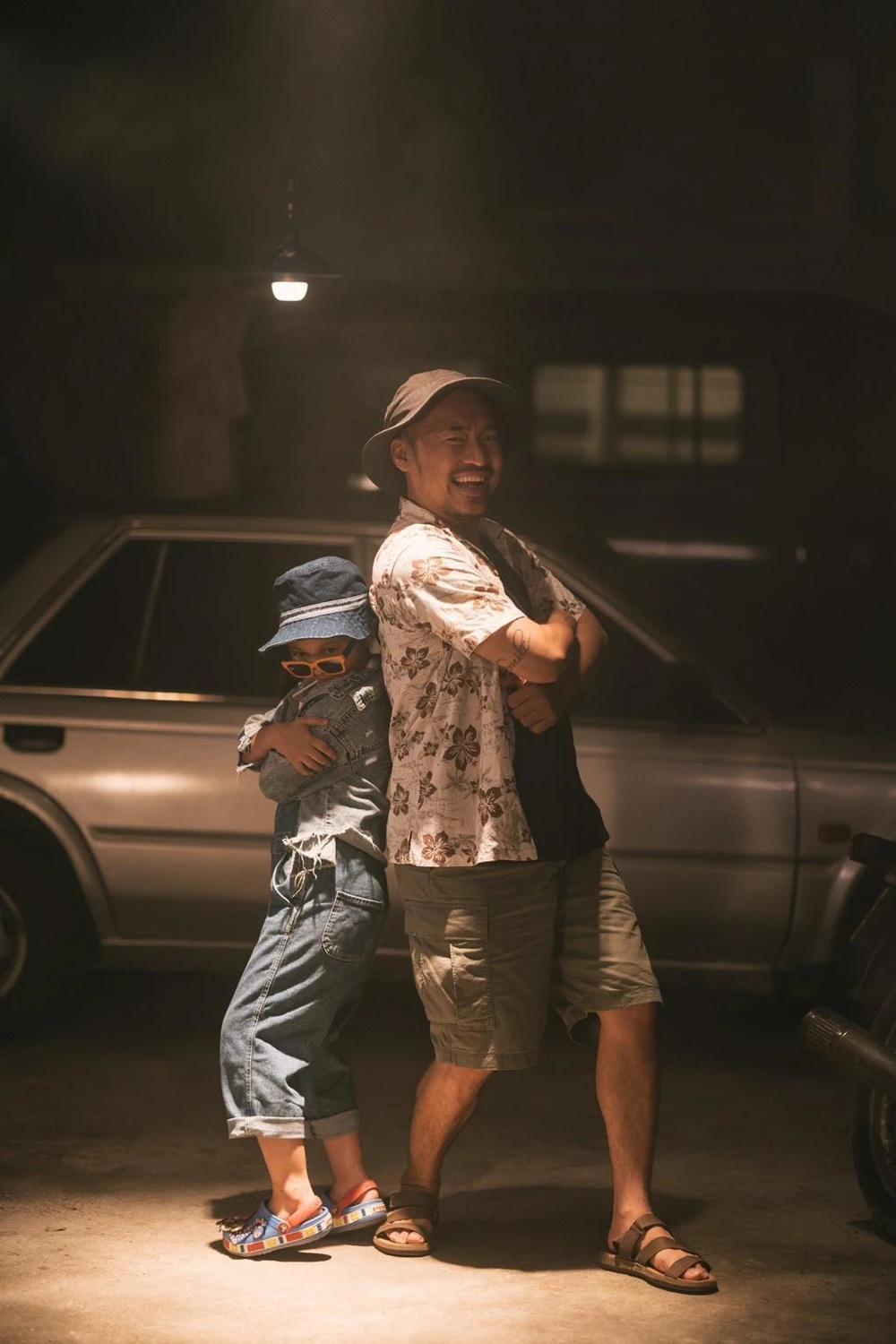 Hình ảnh cha con trong MV nhạc phim.