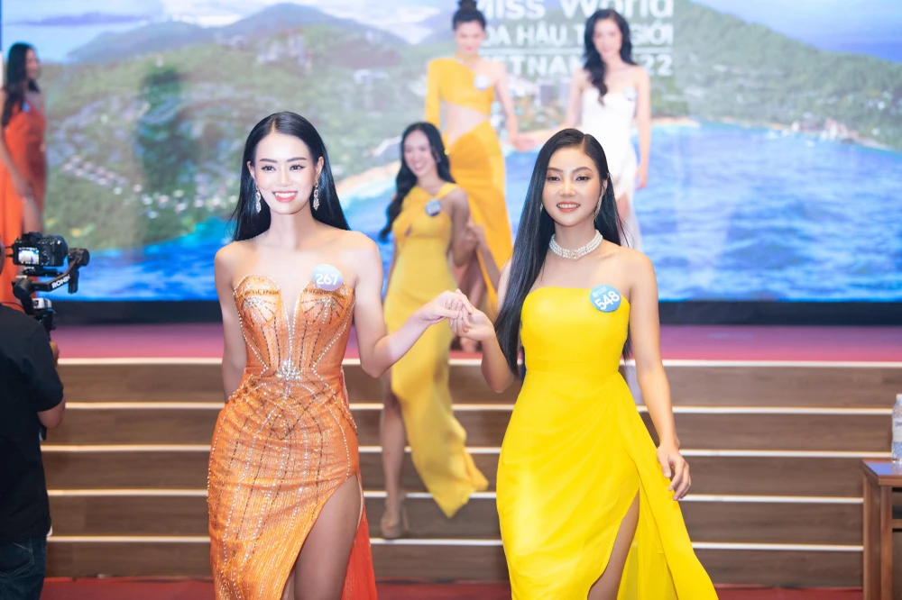 Hai thí sinh trong chương trình.