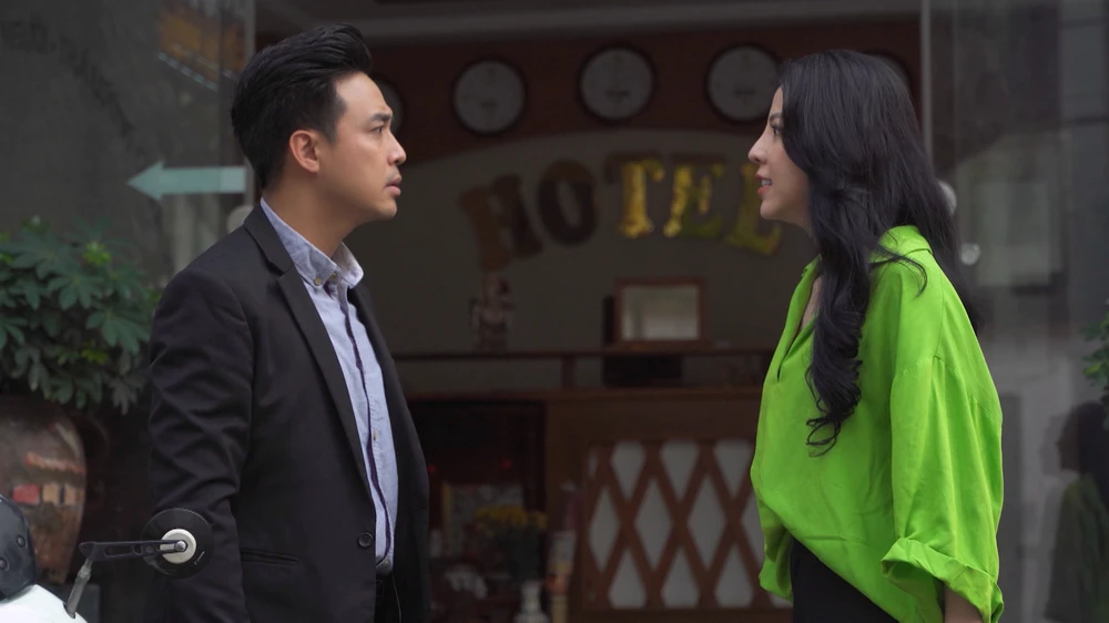 Đăng Khôi lại cãi vã với vợ ở chốn đông người.