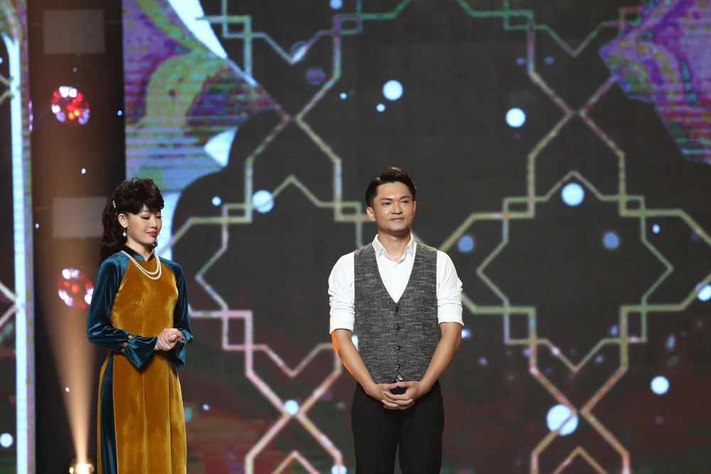 Bảo Kun nghe nhận xét từ ban giám khảo.