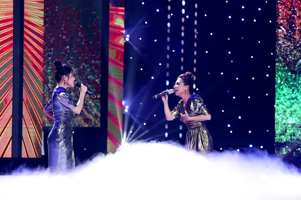 Hai nhân vật trình diễn.