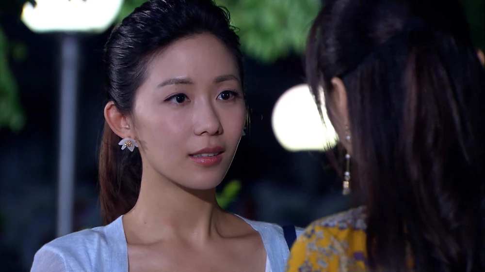 Angel trò chuyện với Văn Huệ.