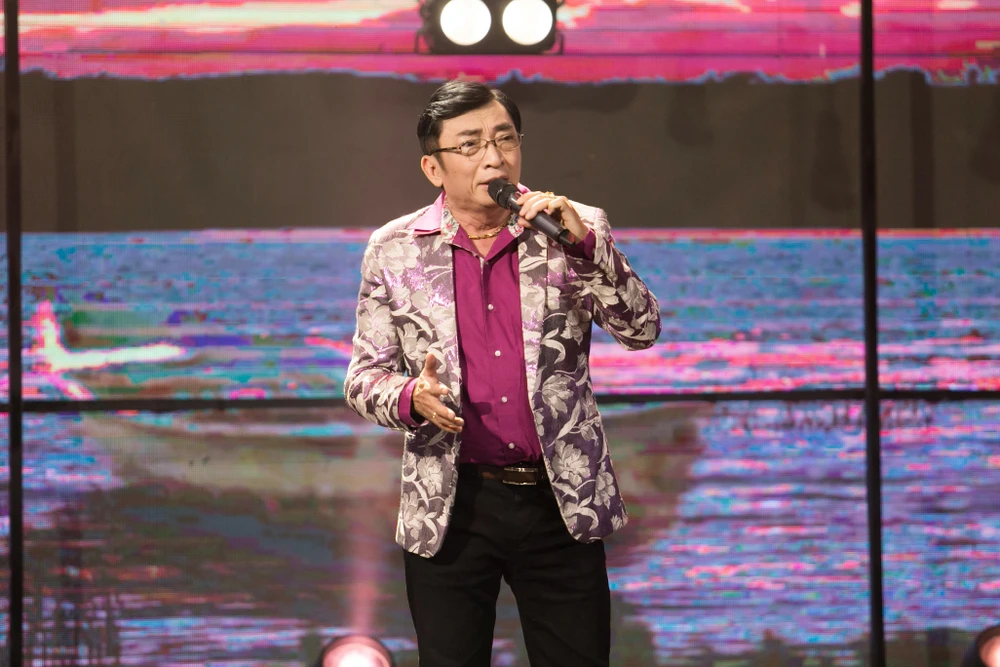 Ca nhạc sĩ Đình Văn thể hiện lại 'Hoàng hôn màu tím'. Ca nhạc sĩ Đình Văn thể hiện lại 'Hoàng hôn màu tím'.