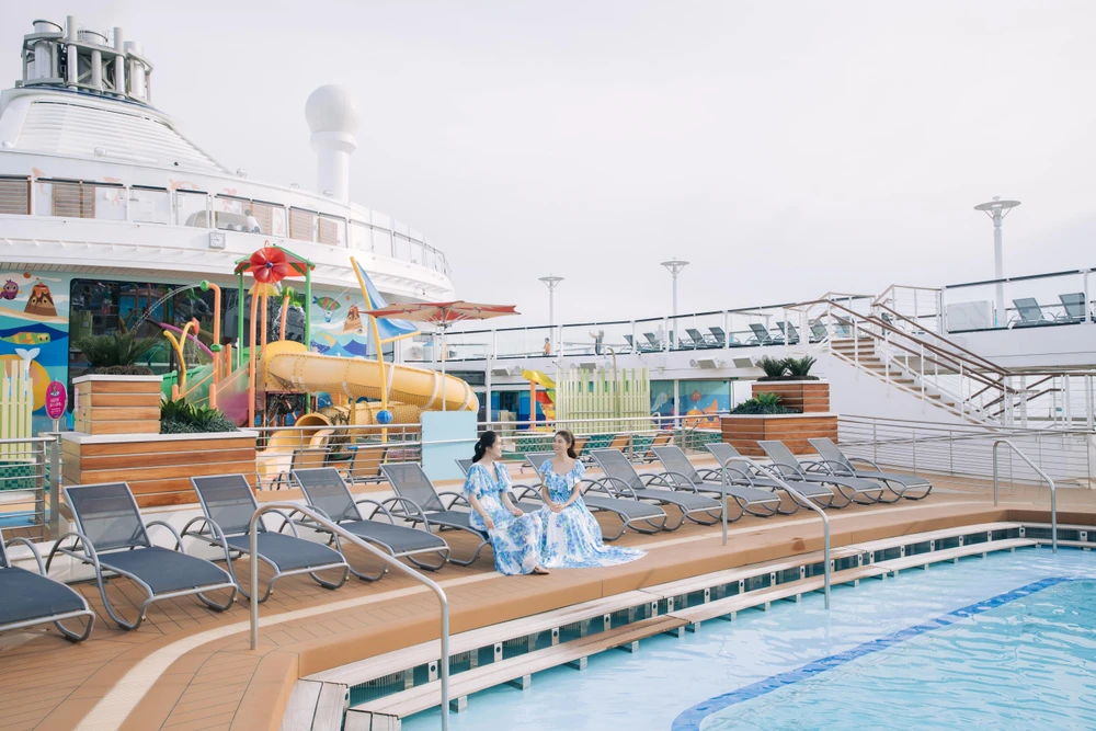 Á hậu Phương Anh, Ngọc Thảo trên du thuyền. Ảnh: SV