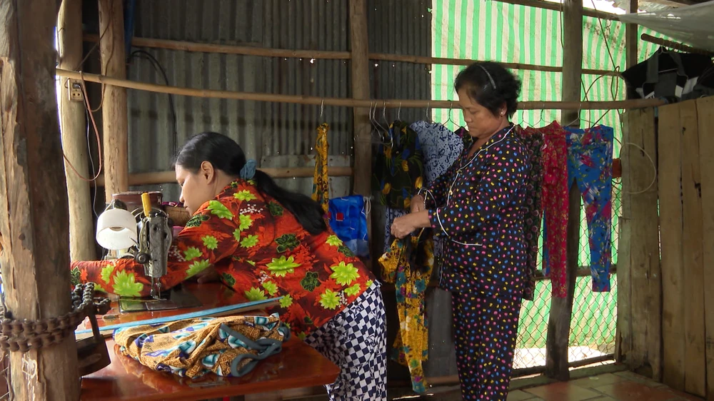 Hình ảnh chị Thủy may đồ.