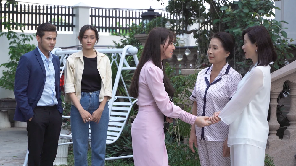 Thanh Vân tới thăm bà Minh. Ảnh: SV