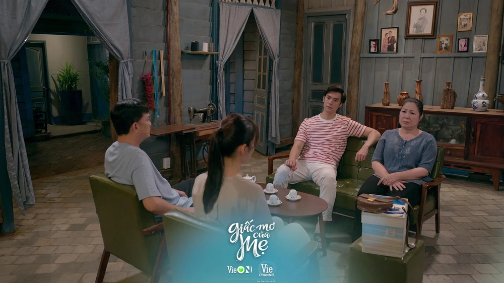 Trà My nói chuyện với mẹ. Ảnh: NSX