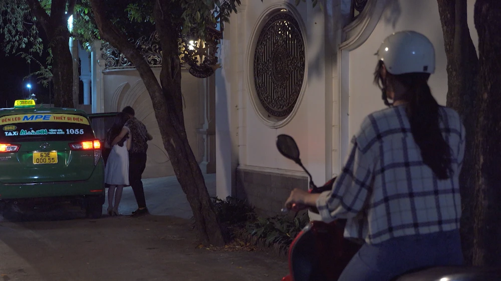 Hải Yến nhìn thấy Hoàng Thiên chăm sóc Thanh Vân.