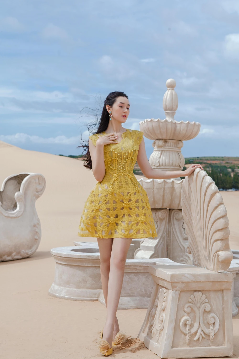 Tường San với trang phục vàng.