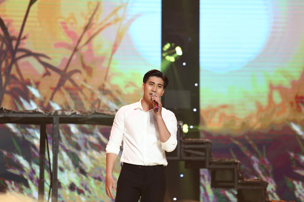 Ca Khúc Nắng Chiều với phần trình bày của Hoàng Ngọc Sơn. Ảnh: CTCC