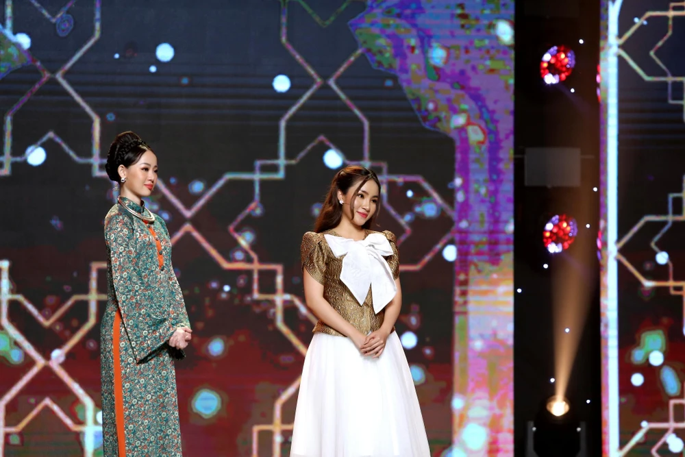 Nguyễn Thạch Thảo nghe nhận xét từ ban giám khảo.