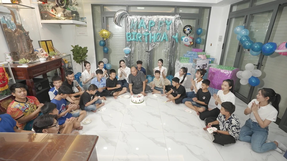 Các em nhỏ tại đoàn lân. Ảnh: SV