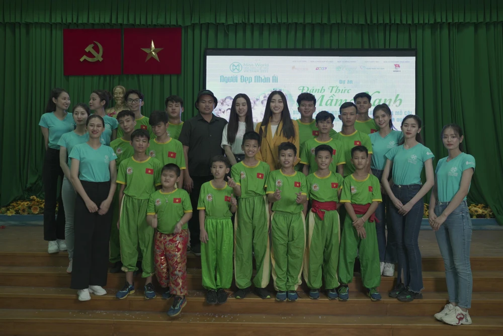 Các cô gái với dự án cuối cùng của mình.