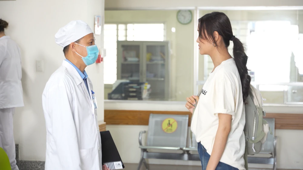 Yến đến bệnh viện gặp bác sĩ.