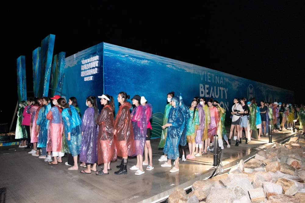 Các thí sinh tập luyện trên sàn catwalk. Ảnh: SV