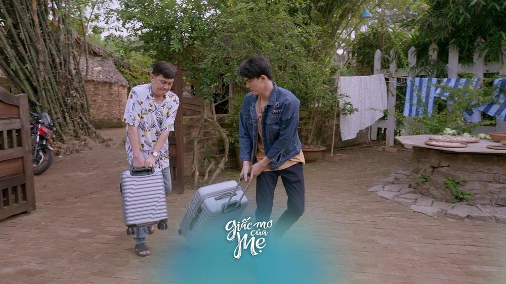 Ông Quốc giúp Trọng Khang dọn nhà.