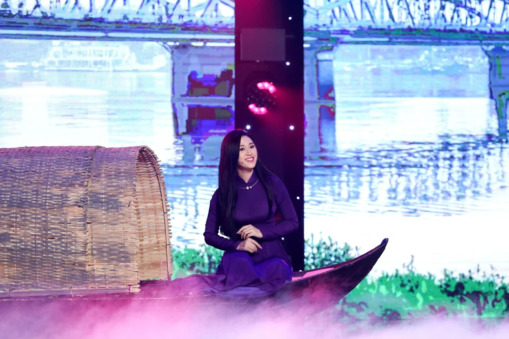 Jee Trần với bài hát Đêm tàn bến Ngự.