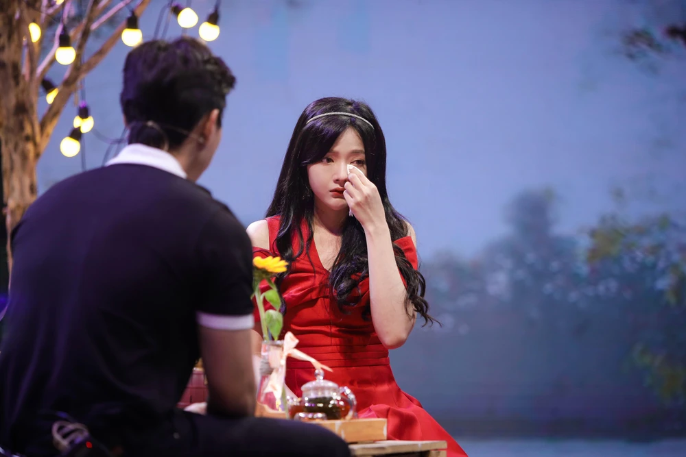 Lan Hương đã bật khóc nức nở vì thấy có lỗi khi từ chối một chàng trai tốt như thế. Lan Hương đã bật khóc nức nở vì thấy có lỗi khi từ chối một chàng trai tốt như thế.