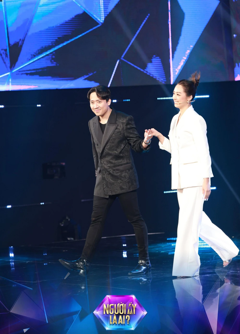 Khánh Tiên được Trấn Thành dắt ra sân khấu.