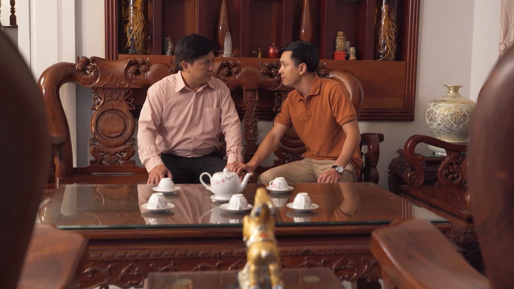 Xuân Phong nói chuyện với ông Hậu.