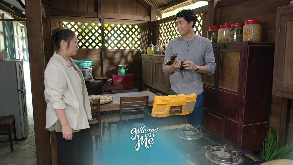 Trọng Khang sửa tủ giúp bà Thanh.