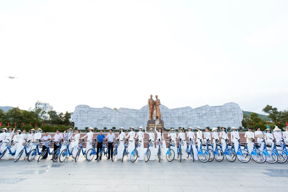 Các thí sinh chụp hình bên quảng trường Nguyễn Tất Thành.