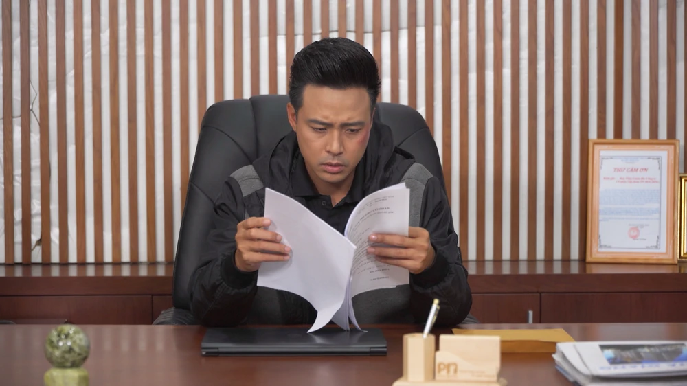 Đăng Khôi cầm tờ giấy chuyển nhượng.