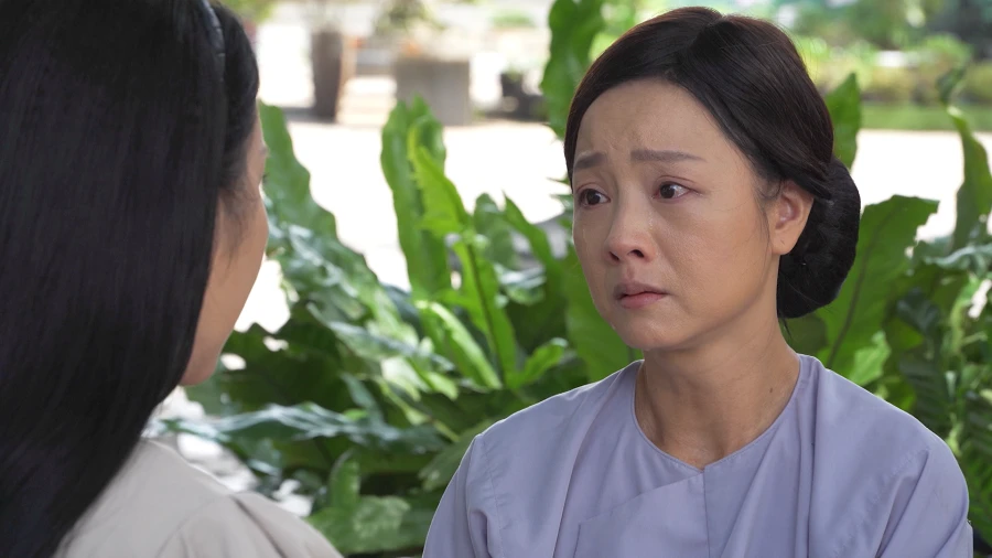 Tuyết gặp bà Cúc trong chùa.