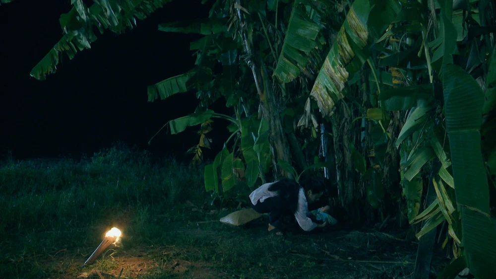 Bà Năm vô tình nhặt được em bé.