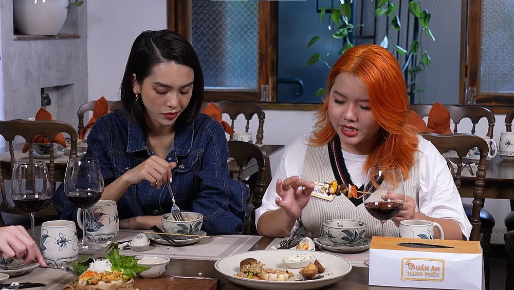 Hai nhân vật nói chuyện với nhau.