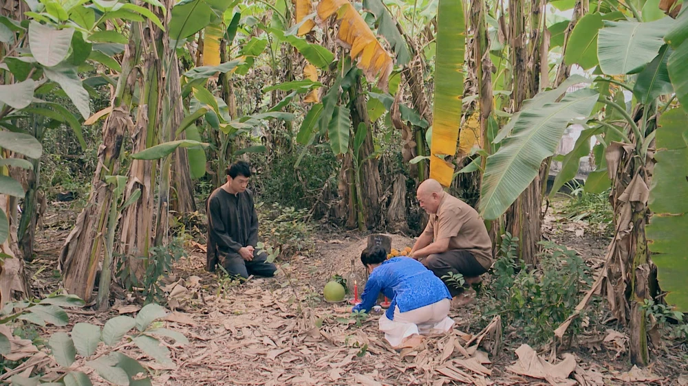 Hình ảnh Hai Thiện bên mộ của Thắm. Ảnh: CTCC Hình ảnh Hai Thiện bên mộ của Thắm. Ảnh: CTCC