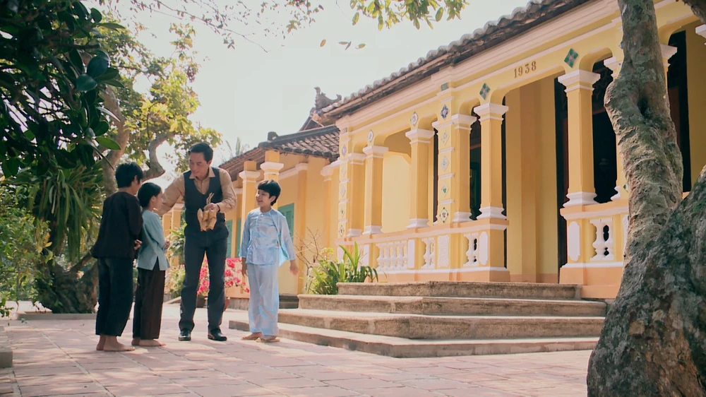 Ông Phú cho bánh bọn trẻ. Ảnh: SV