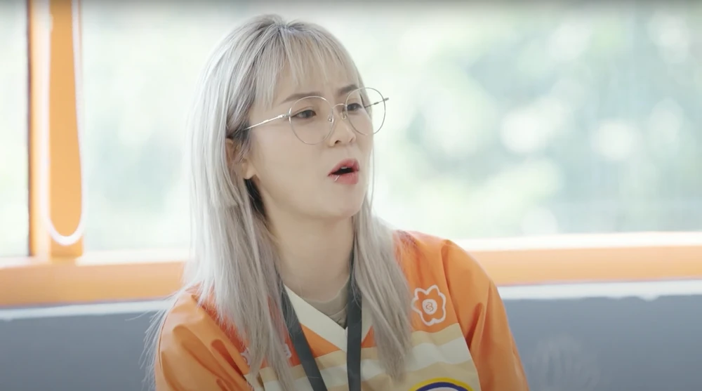 Trước định nghĩa về màu sắc của Nicky, MisThy tranh thủ chọc gậy bánh xe khi cho rằng màu vàng yêu thương của Nicky hơi viêm gan.