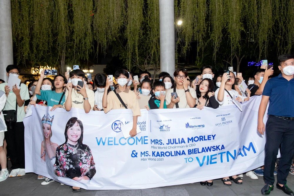 Fan hâm mộ có mặt tại sân bay.