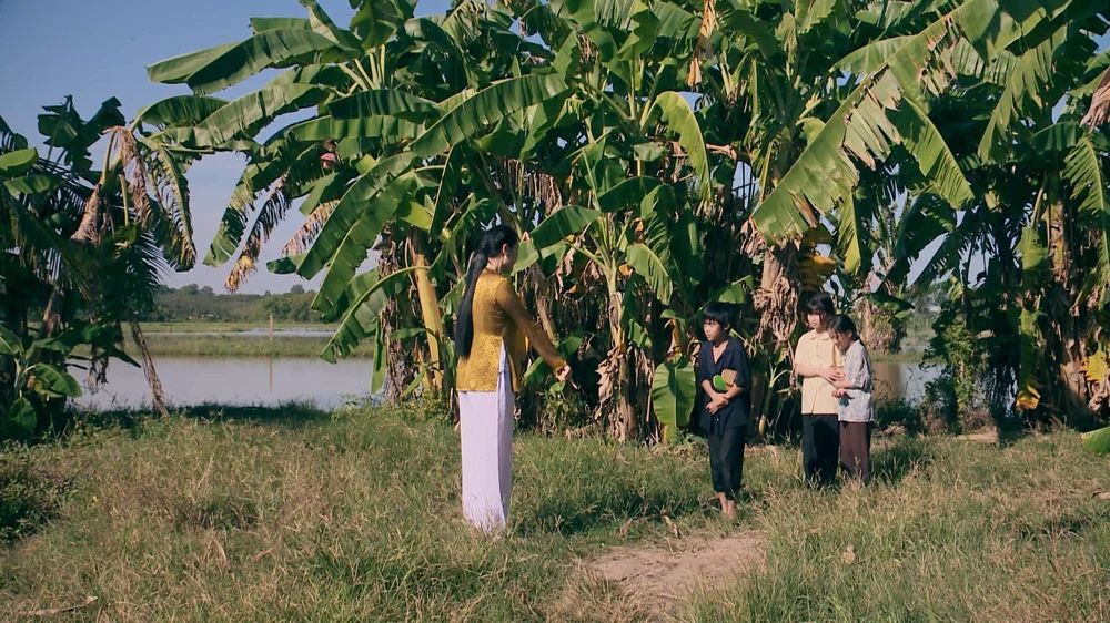 Bà Phú đánh Thành trong phim.