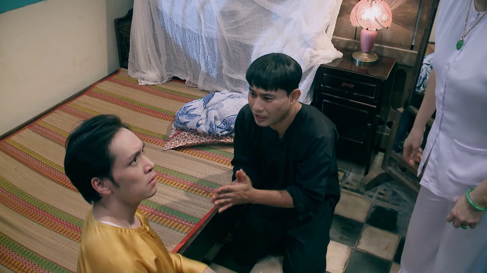 Lương nổi điên cắn vào tay Thành.