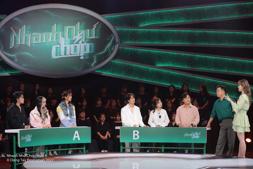 Các thành viên hai đội trong chương trình.