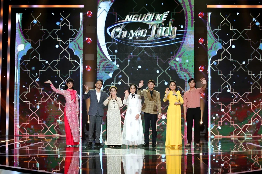 Thí sinh và ban giám khảo trong chương trình.