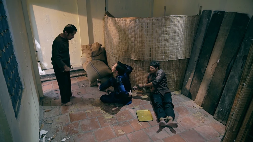 Tấn phát hiện sự việc và đánh cậu chủ.