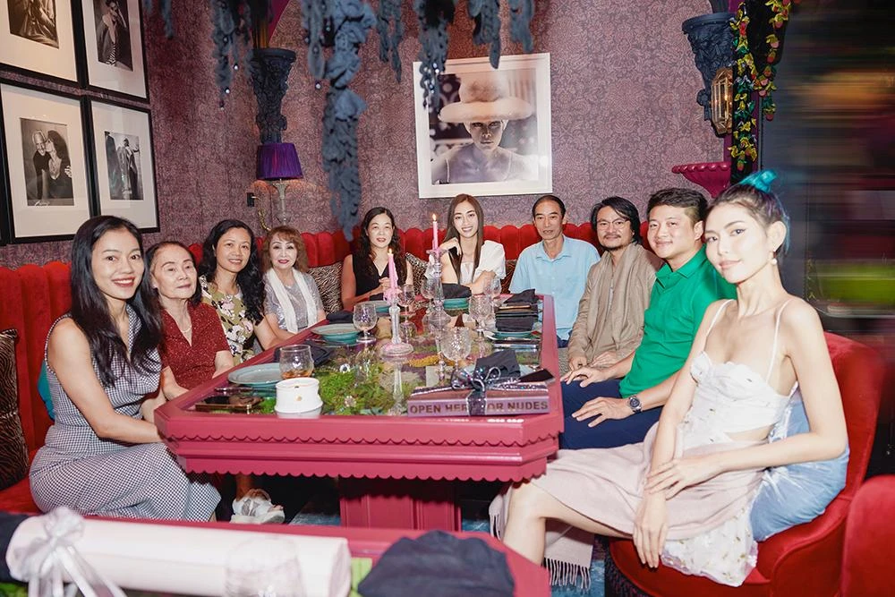 Hình ảnh tại buổi sinh nhật của Lương Thùy Linh. Hình ảnh tại buổi sinh nhật của Lương Thùy Linh.